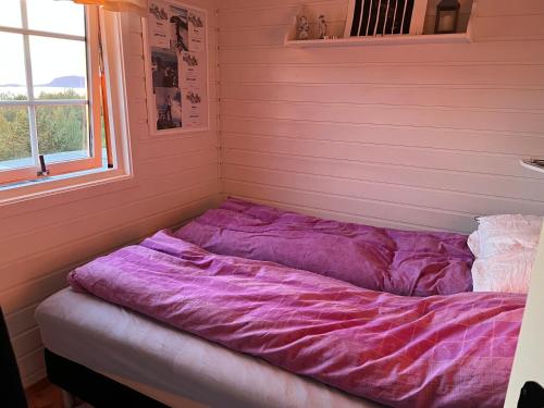Hytte på Kjerringøy房間的床