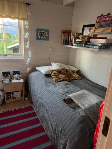 Hytte på Kjerringøy房間的床