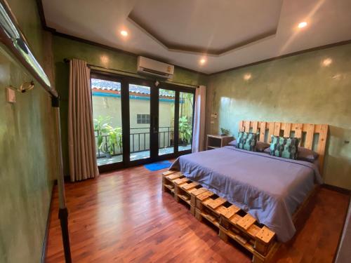 Postel nebo postele na pokoji v ubytování Baan Rabieng Talay Homestayบ้านระเบียงทะเล โฮมสเตย์เกาะกูด
