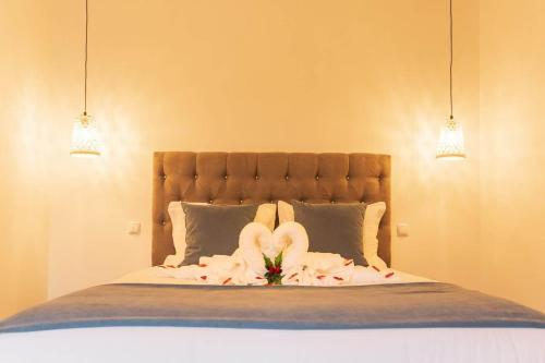 een slaapkamer met een bed met bloemen erop bij Casa do Visconde 