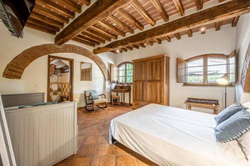 a bedroom with a bed and a desk in a room at Hotel More di Cuna in Monteroni dʼArbia