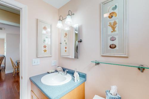 La salle de bains est pourvue d'un lavabo et d'un miroir. dans l'établissement Sunset Pointe, à Hampton Beach