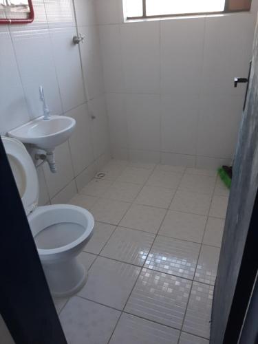 een badkamer met een toilet en een wastafel bij Kitnet em Matinhos PR in Matinhos
