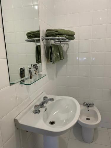Hotel relojero في لا غودينيا: حمام أبيض مع حوض ومرحاض