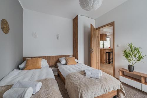 a room with two beds and a mirror at Siedlisko Szlachtowskie in Szczawnica