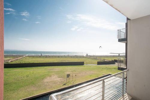 uma varanda com vista para o oceano em Point water front executive apartment em Durban