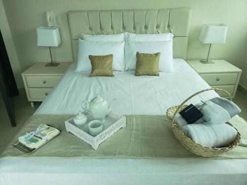 - une chambre avec un lit blanc et un panier de serviettes dans l'établissement Ecusuites Aquamira Salinas 6DResort Ocean View with Balcony, à Salinas
