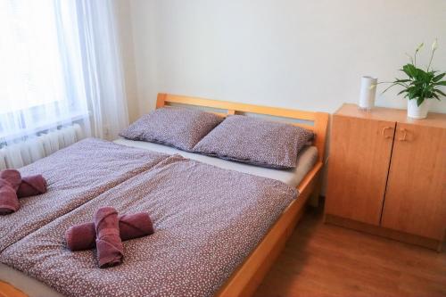 Postel nebo postele na pokoji v ubytování Pohodlný apartmán s ptačí zahradou