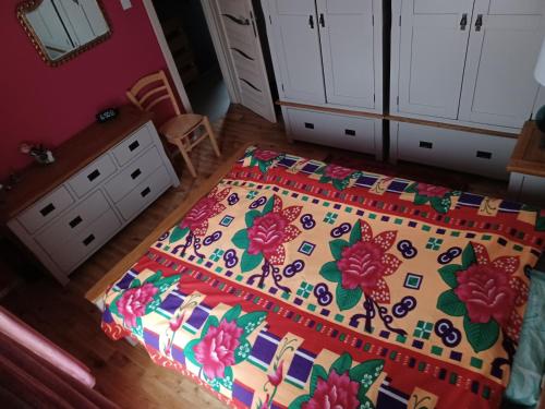 Un dormitorio con una cama con una manta de colores. en Pretty Lovely Room en Great Billing