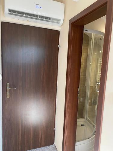 Ένα μπάνιο στο Apartamenty i pokoje nowomiejska 119