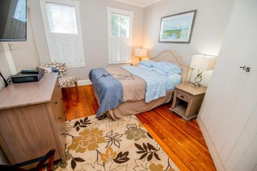 a bedroom with a bed and a table and a rug at Downtown Annapolis King George 1st Floor Hideaway in Annapolis