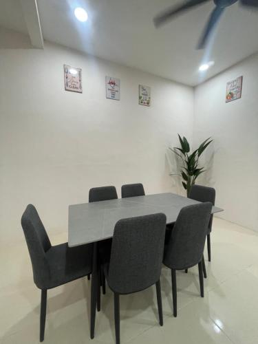 una sala de reuniones con mesa y sillas en HOMESTAY BANDAR KANGAR (NS FAMILY HOMESTAY) en Kangar