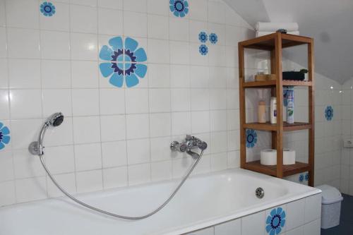y baño con bañera y ducha. en Spazioso appartamento (FREE PARKING), en Castel di Leva