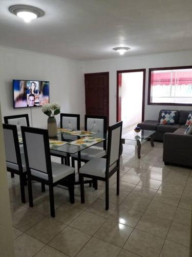 a dining room with a table and chairs and a couch at Apartamento acogedor con equipamiento premium in El Café