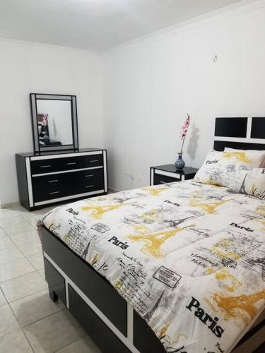 a bedroom with a bed and a dresser at Apartamento acogedor con equipamiento premium in El Café