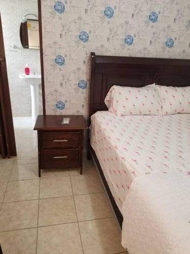 a bedroom with a bed and a nightstand next to a bed and a mirror at Apartamento acogedor con equipamiento premium in El Café