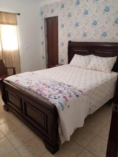 a bedroom with a large bed with a white comforter at Apartamento acogedor con equipamiento premium in El Café