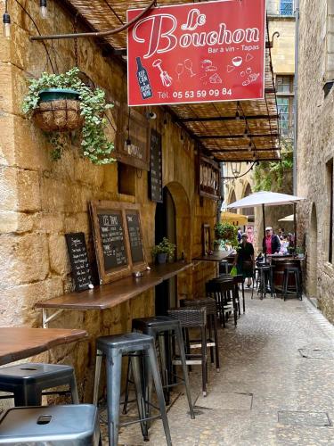 Εστιατόριο ή άλλο μέρος για φαγητό στο Les Flamboyants
