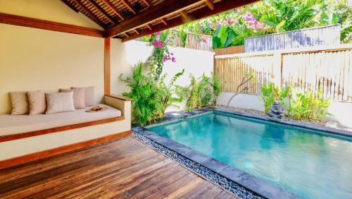 een zwembad in de achtertuin van een villa bij Villa Marina in Gili Air