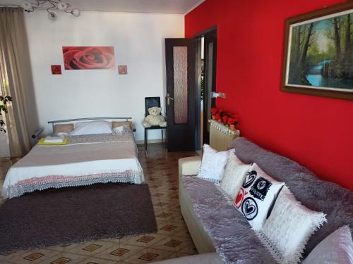 1 dormitorio con 1 cama y 1 sofá en stanza vista mare, en Giardini Naxos