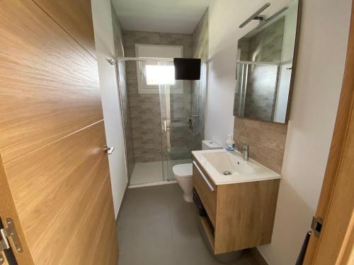ein Badezimmer mit Toilette, Waschbecken und Dusche in der Unterkunft Apartamentos Turisticos Costa Celeiro: Portomaior, Agrelo, Covelo Lapamán in Bueu