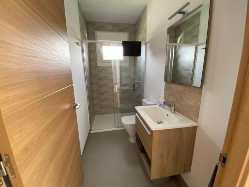 W łazience znajduje się toaleta, umywalka i prysznic. w obiekcie Apartamentos Turisticos Costa Celeiro: Portomaior, Agrelo, Covelo Lapamán w mieście Bueu