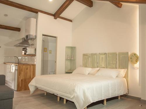 um quarto com uma cama grande e um relógio na parede em Marujita Vilanova, alojamiento singular em Vilanova de Arousa