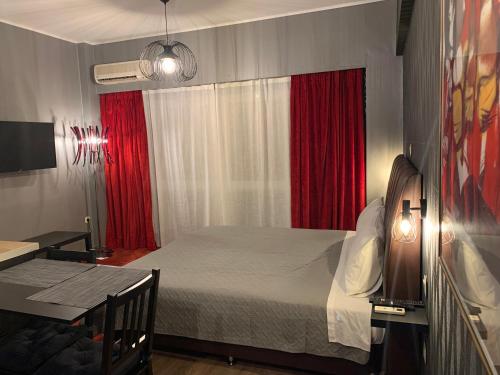 Una cama o camas en una habitación de MARGARITA'S SUITES