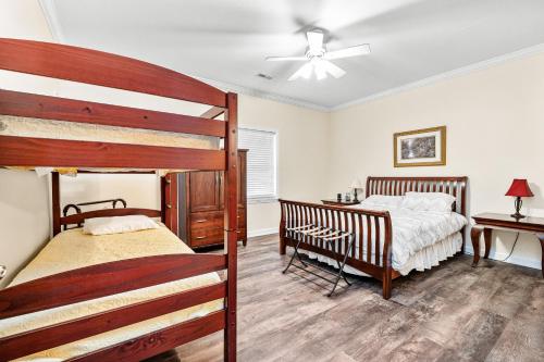 Postel nebo postele na pokoji v ubytování Creekside Cottage