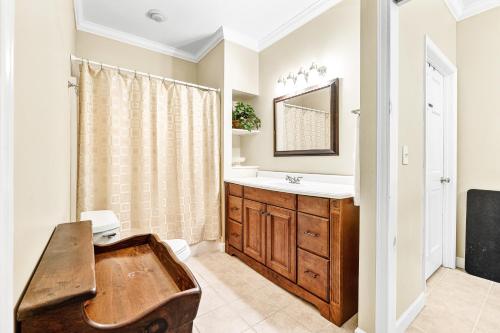 TV a/nebo společenská místnost v ubytování Creekside Cottage