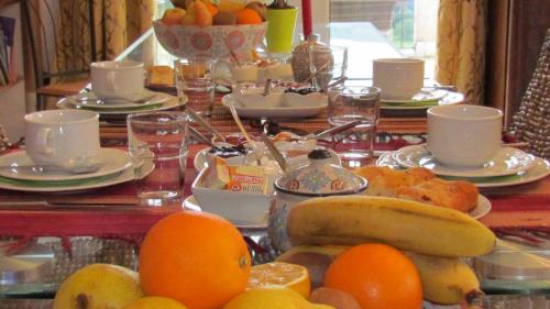 - une table avec un bouquet de fruits dans l'établissement U Pianarellu, à Olmeto