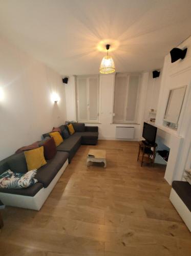 - un salon avec un canapé et une télévision dans l'établissement Loft hyper centre confortable et agréable, à Lille