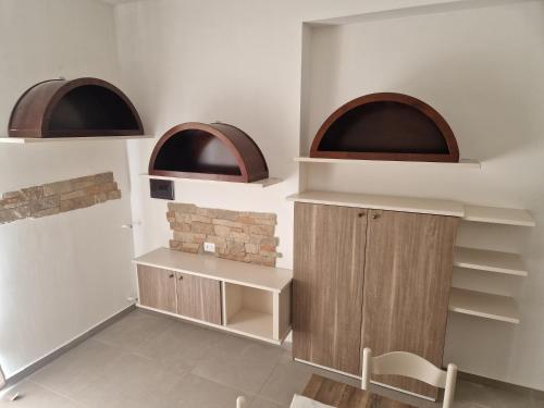 a kitchen with two arched windows on the wall at Nina's house 1 a 300 metri dal mare in Santa Caterina Dello Ionio Marina