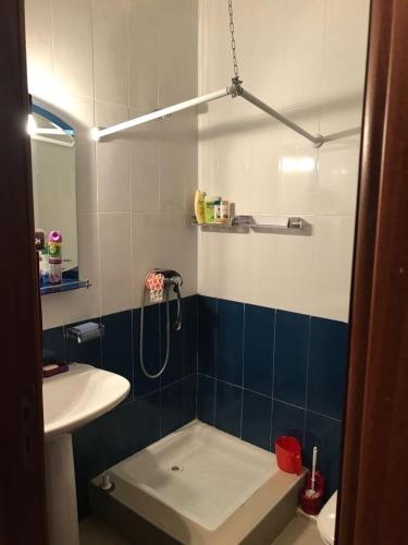 een badkamer met een douche, een wastafel en een toilet bij résidence à Fnideq plage in Fnidek