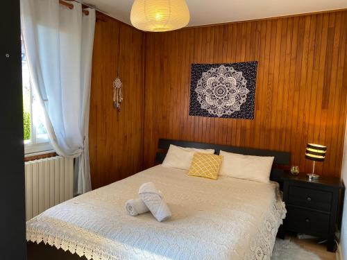 une chambre avec un lit avec une serviette dessus dans l'établissement LA PERLE - Charmant T3 à Annecy, à Annecy