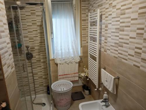 W łazience znajduje się prysznic i umywalka. w obiekcie stanza vista mare w mieście Giardini Naxos