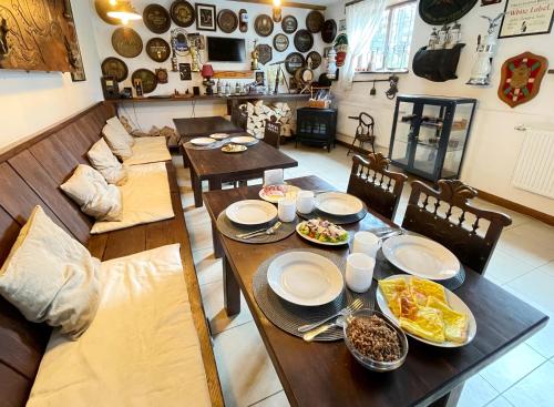 uma sala de jantar com uma mesa com comida em Villa Zoryany Dvir em Skhidnitsa