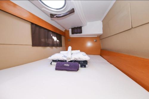 ein kleines Zimmer mit einem Bett auf einem Boot in der Unterkunft Luxurious yachthouse in Korfu-Stadt