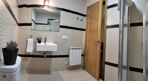 uma casa de banho com um lavatório e um WC em La Sabelona 