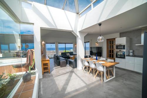 Villa Babel - First Line Seafront Holiday House