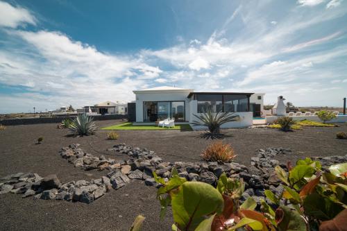 Villa Babel - First Line Seafront Holiday House