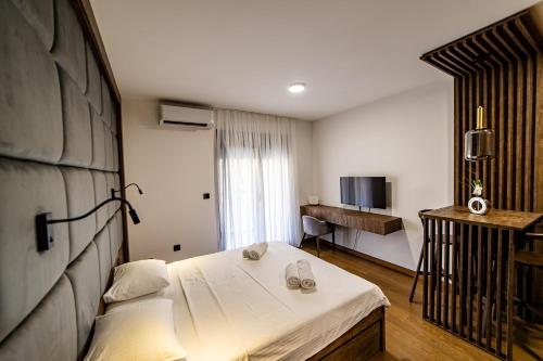 una camera d'albergo con letto e TV di Apartments Tulip Podgorica a Podgorica