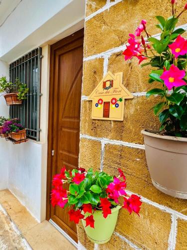 a house mailbox on the side of a building with flowers at Casa dei fiori in Carovigno
