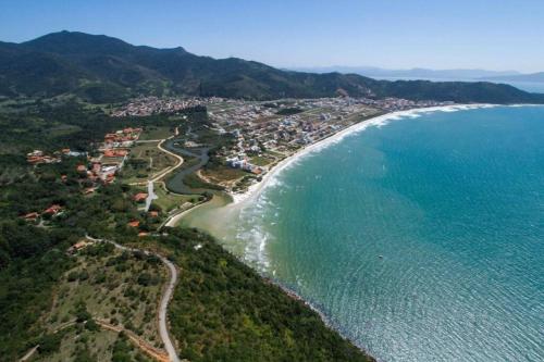 uma vista aérea de uma praia e do oceano em CASA DA ANA E ZÉ em Governador Celso Ramos