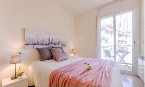 1 dormitorio con cama grande y ventana grande en 4 rooms apartment in Tarragona, en Tarragona