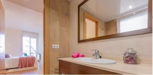 y baño con lavabo y espejo. en 4 rooms apartment in Tarragona, en Tarragona
