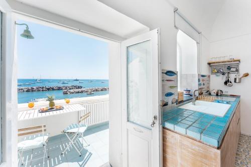 baño con bañera y vistas al océano en Casa Gastronomo en Procida