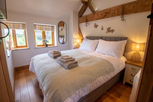 Apple Tree Cottage - Cosy 2 Bed with Deluxe HOT TUB & Log Burner tesisinde bir odada yatak veya yataklar