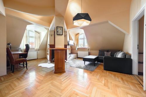 View to the Roofs Luxury Apartment with 2 Bedrooms 1061 Budapest, 15 Paulay Ede utca floor 4, door 23 kép - 3
