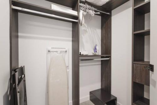 W łazience znajduje się prysznic ze szklanymi drzwiami. w obiekcie Wonderful Studio Apartment with Great Views and Pool w Miami